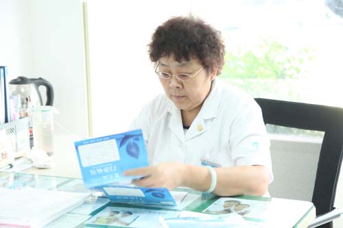 王主任详细了解病人病史.jpg