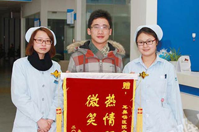 赵刚与医生护士合影留恋